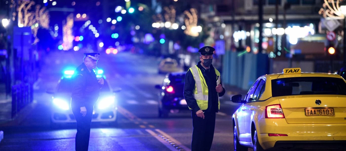 Δυστοπικές εικόνες στην Αττική: Με μπλόκα, drones και αυξημένη αστυνόμευση «αντιμετωπίζουν» τον ιό - Τα νέα μέτρα